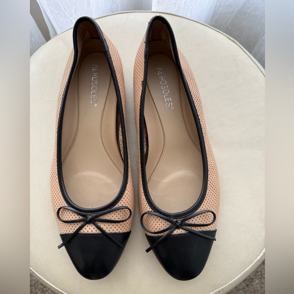 AEROSOLES Women's Black and Tan Ballet Flats